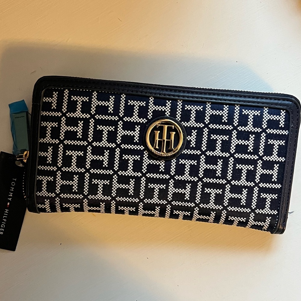 tommy hilfiger zip up wallet